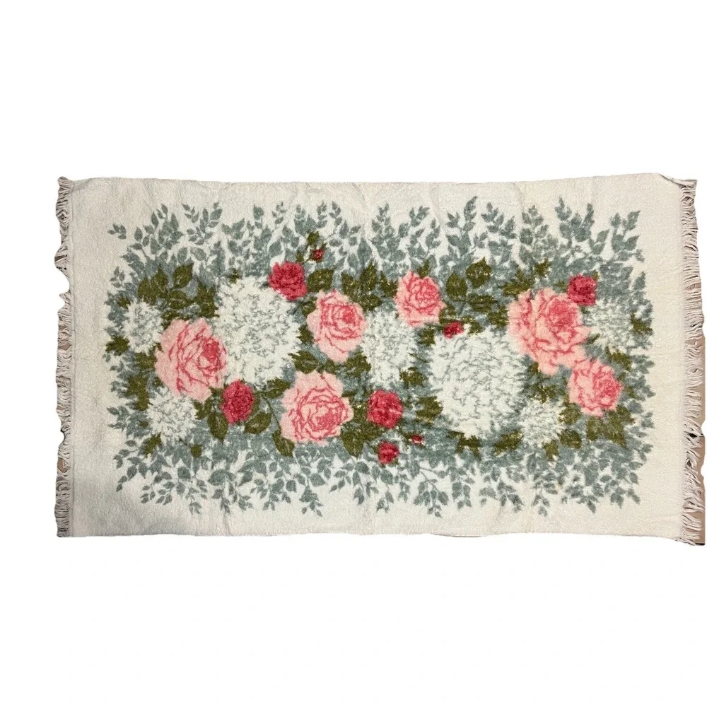 2 Vintage Fieldcrest Royal Velvet bath towels & Wash Cloths Roses 70s‎